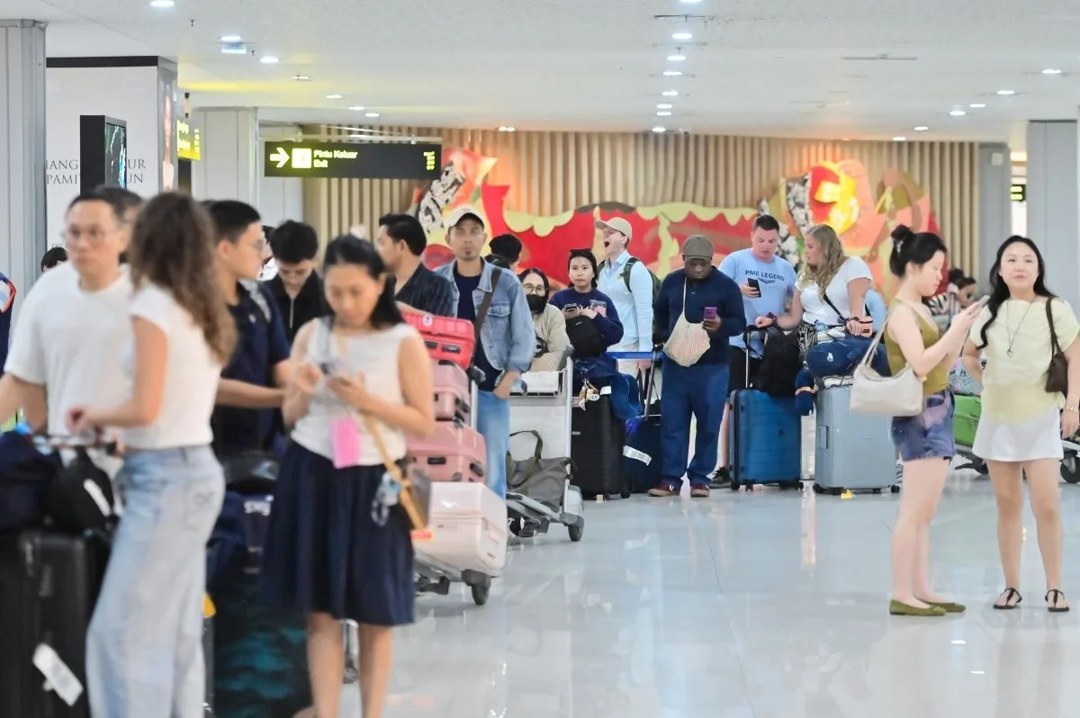 Foreigners Stranded by Anak Krakatau Eruption Get Emergency Permits