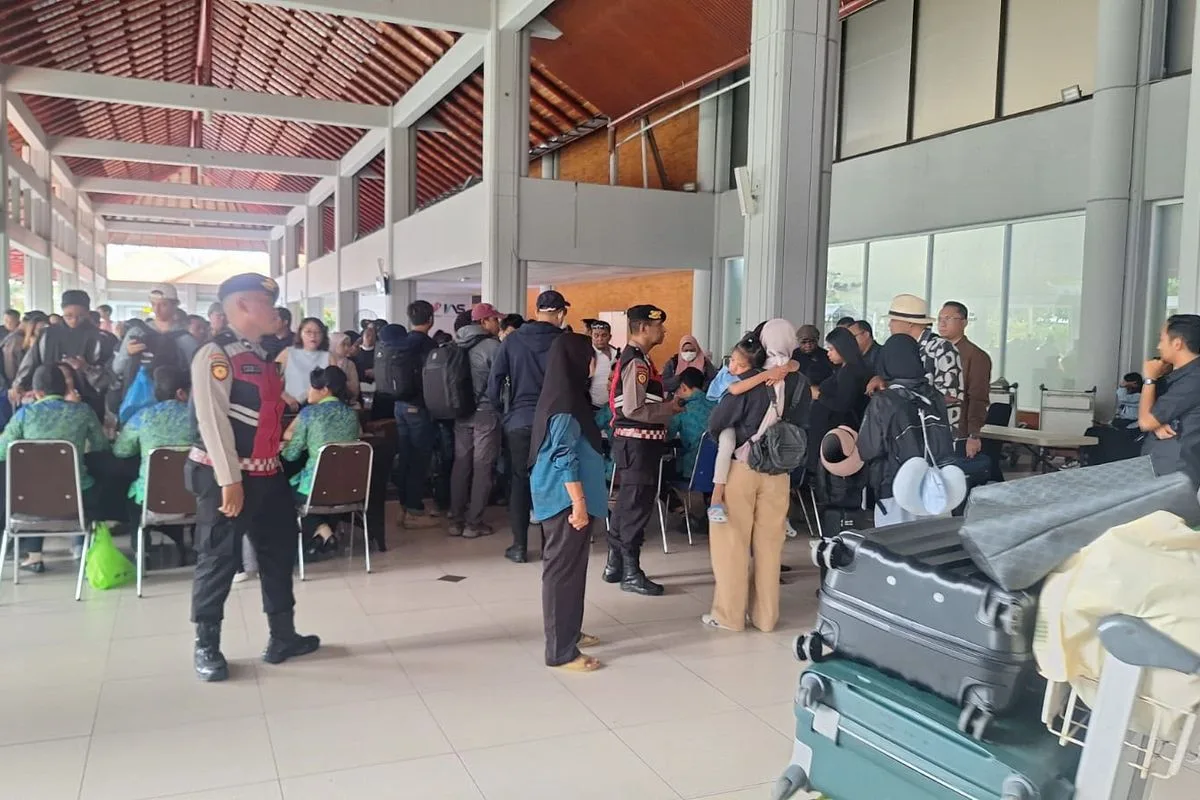 108 Flights Cancelled as Mount Anak Krakatau Erupts