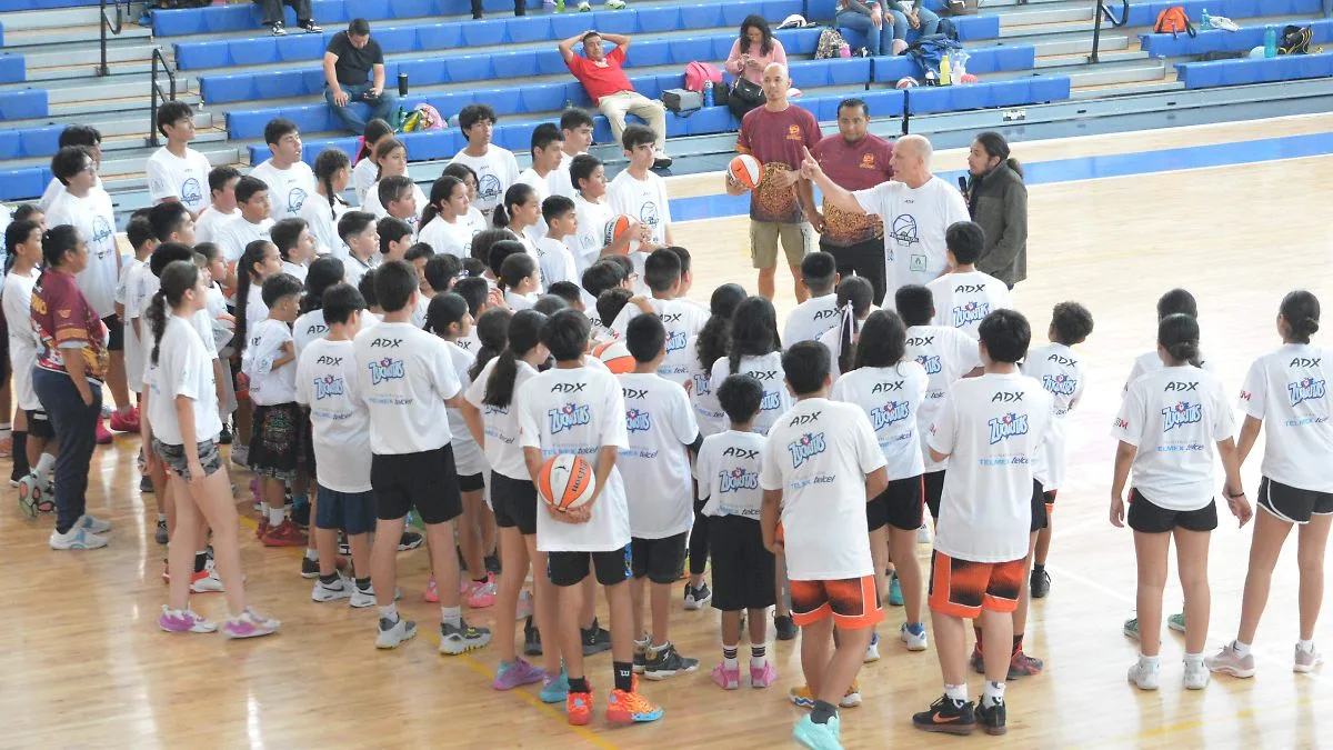 Coach Mackinnon’s Básquetbol Clinic in Celaya Focuses on Learning and Fun